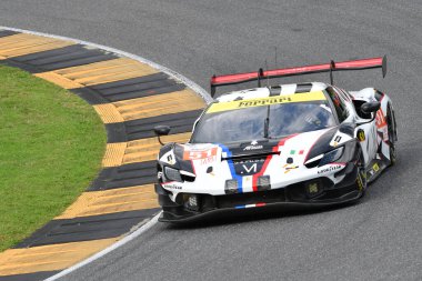 Scarperia, İtalya - 29 Eylül 2024: AF CORSE takımından Ferrari 296 LMGT3 SAMANI-COLLARD-VARRone, Mugello 'nun 4h..