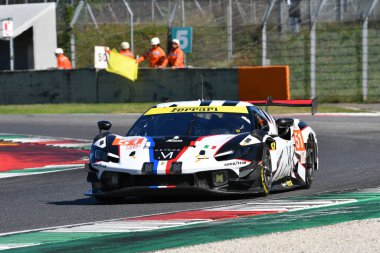 Scarperia, İtalya - 29 Eylül 2024: AF CORSE takımından Ferrari 296 LMGT3 SAMANI-COLLARD-VARRone, Mugello 'nun 4h..