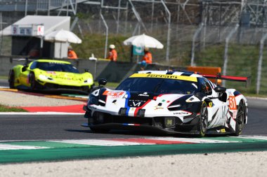 Scarperia, İtalya - 29 Eylül 2024: AF CORSE takımından Ferrari 296 LMGT3 SAMANI-COLLARD-VARRone, Mugello 'nun 4h..
