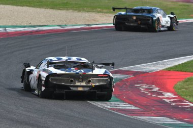 Scarperia, İtalya - 29 Eylül 2024: AF CORSE takımından Ferrari 296 LMGT3 SAMANI-COLLARD-VARRone, Mugello 'nun 4h..