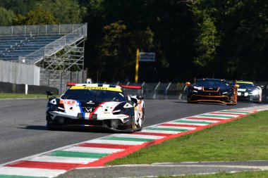 Scarperia, İtalya - 29 Eylül 2024: AF CORSE takımından Ferrari 296 LMGT3 SAMANI-COLLARD-VARRone, Mugello 'nun 4h..