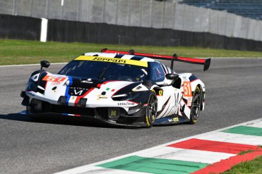 Scarperia, İtalya - 29 Eylül 2024: AF CORSE takımından Ferrari 296 LMGT3 SAMANI-COLLARD-VARRone, Mugello 'nun 4h..