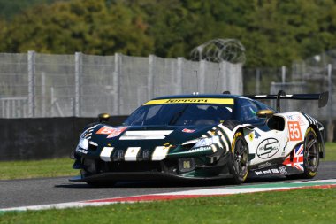 Scarperia, İtalya - 29 Eylül 2024: CAMERON-PEREL-GRIFFIN tarafından üretilen SPIRIT Team SPIRIT Drive takımının Ferrari 296 LMGT3 'ü Mugello' nun saat 4 'ünde görev başında