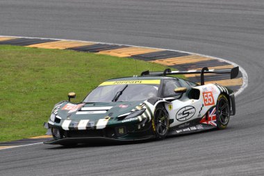 Scarperia, İtalya - 29 Eylül 2024: CAMERON-PEREL-GRIFFIN tarafından üretilen SPIRIT Team SPIRIT Drive takımının Ferrari 296 LMGT3 'ü Mugello' nun saat 4 'ünde görev başında