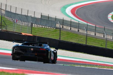 Scarperia, İtalya - 29 Eylül 2024: CAMERON-PEREL-GRIFFIN tarafından üretilen SPIRIT Team SPIRIT Drive takımının Ferrari 296 LMGT3 'ü Mugello' nun saat 4 'ünde görev başında