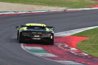 Scarperia, İtalya - 29 Eylül 2024: KIMURA-MASSON-SERRA 'nın KESSEL RACING takımının Ferrari 296 LMGT3' ü Mugello 'nun 4h..