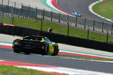 Scarperia, İtalya - 29 Eylül 2024: KIMURA-MASSON-SERRA 'nın KESSEL RACING takımının Ferrari 296 LMGT3' ü Mugello 'nun 4h..