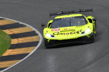 Scarperia, İtalya - 29 Eylül 2024: KIMURA-MASSON-SERRA 'nın KESSEL RACING takımının Ferrari 296 LMGT3' ü Mugello 'nun 4h..