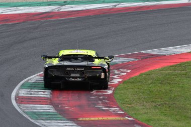 Scarperia, İtalya - 29 Eylül 2024: KIMURA-MASSON-SERRA 'nın KESSEL RACING takımının Ferrari 296 LMGT3' ü Mugello 'nun 4h..
