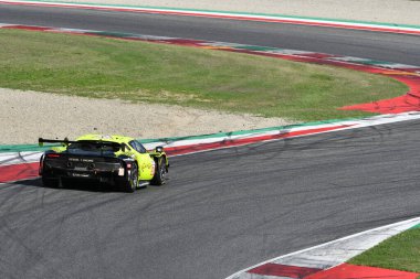 Scarperia, İtalya - 29 Eylül 2024: KIMURA-MASSON-SERRA 'nın KESSEL RACING takımının Ferrari 296 LMGT3' ü Mugello 'nun 4h..