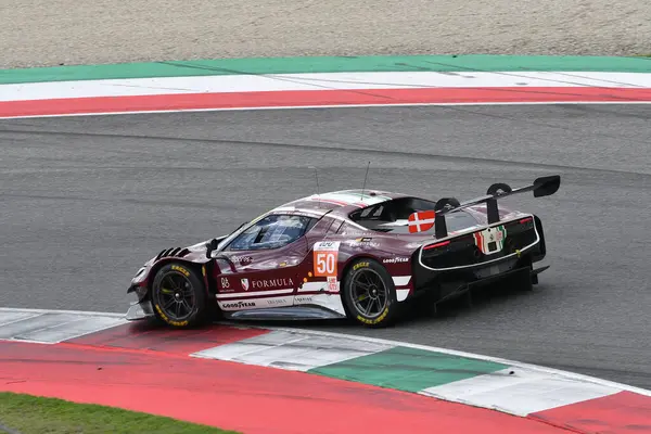 Scarperia, İtalya - 29 Eylül 2024: Ferrari 296 LMGT3 takımı LAURSEN-LAURSEN-NIELSEN 'in eski yarış aracı Mugello' nun 4h..