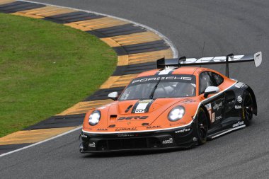 Scarperia, İtalya - 29 Eylül 2024: Porsche 911 GT3 R LMGT3 PROTON COMPETITION SCHIAVONI-CRESSONI-ANDthe 4 saat Mugello