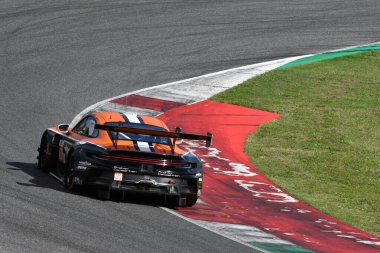 Scarperia, İtalya - 29 Eylül 2024: Porsche 911 GT3 R LMGT3 PROTON COMPETITION SCHIAVONI-CRESSONI-ANDthe 4 saat Mugello