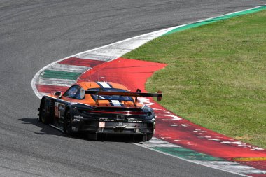 Scarperia, İtalya - 29 Eylül 2024: Porsche 911 GT3 R LMGT3 PROTON COMPETITION SCHIAVONI-CRESSONI-ANDthe 4 saat Mugello