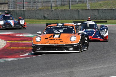 Scarperia, İtalya - 29 Eylül 2024: Porsche 911 GT3 R LMGT3 PROTON COMPETITION SCHIAVONI-CRESSONI-ANDthe 4 saat Mugello