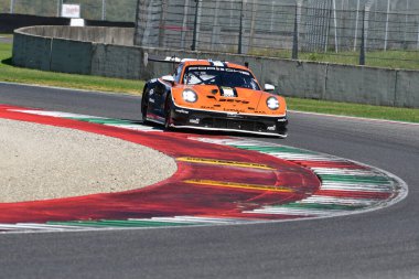 Scarperia, İtalya - 29 Eylül 2024: Porsche 911 GT3 R LMGT3 PROTON COMPETITION SCHIAVONI-CRESSONI-ANDthe 4 saat Mugello