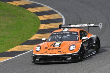 Scarperia, İtalya - 29 Eylül 2024: Porsche 911 GT3 R LMGT3 PROTON COMPETITION SCHIAVONI-CRESSONI-ANDthe 4 saat Mugello