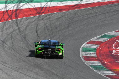 Scarperia, İtalya - 29 Eylül 2024: HAMAGUCHI-JEFFERIES-CALDARELLI tarafından üretilen IRON LYNX ekibinden Lamborghini Huracan LMGT3 Evo2.