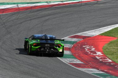 Scarperia, İtalya - 29 Eylül 2024: HAMAGUCHI-JEFFERIES-CALDARELLI tarafından üretilen IRON LYNX ekibinden Lamborghini Huracan LMGT3 Evo2.