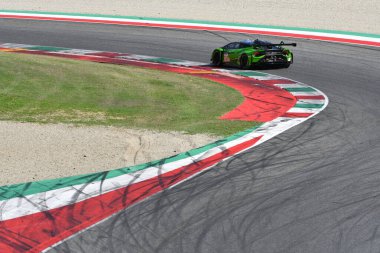 Scarperia, İtalya - 29 Eylül 2024: HAMAGUCHI-JEFFERIES-CALDARELLI tarafından üretilen IRON LYNX ekibinden Lamborghini Huracan LMGT3 Evo2.