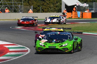Scarperia, İtalya - 29 Eylül 2024: HAMAGUCHI-JEFFERIES-CALDARELLI tarafından üretilen IRON LYNX ekibinden Lamborghini Huracan LMGT3 Evo2.