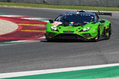 Scarperia, İtalya - 29 Eylül 2024: HAMAGUCHI-JEFFERIES-CALDARELLI tarafından üretilen IRON LYNX ekibinden Lamborghini Huracan LMGT3 Evo2.