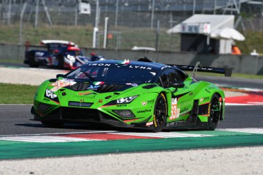 Scarperia, İtalya - 29 Eylül 2024: HAMAGUCHI-JEFFERIES-CALDARELLI tarafından üretilen IRON LYNX ekibinden Lamborghini Huracan LMGT3 Evo2.