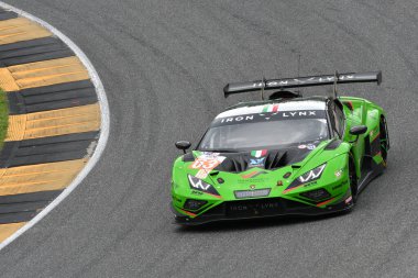 Scarperia, İtalya - 29 Eylül 2024: HAMAGUCHI-JEFFERIES-CALDARELLI tarafından üretilen IRON LYNX ekibinden Lamborghini Huracan LMGT3 Evo2.