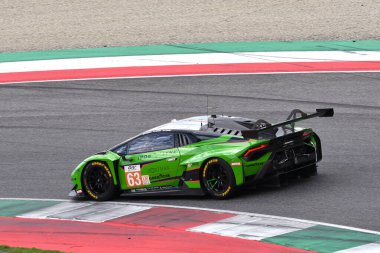 Scarperia, İtalya - 29 Eylül 2024: HAMAGUCHI-JEFFERIES-CALDARELLI tarafından üretilen IRON LYNX ekibinden Lamborghini Huracan LMGT3 Evo2.