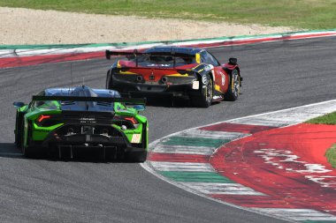 Scarperia, İtalya - 29 Eylül 2024: HAMAGUCHI-JEFFERIES-CALDARELLI tarafından üretilen IRON LYNX ekibinden Lamborghini Huracan LMGT3 Evo2.