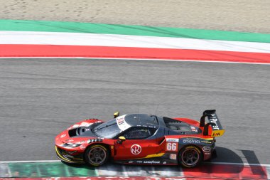 Scarperia, İtalya - 29 Eylül 2024: JMW MOTORT ekibinden Ferrari 296 LMGT3 NOBLE-HART-TUCK, Mugello 'nun 4h..