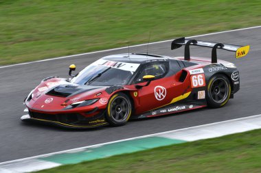 Scarperia, İtalya - 29 Eylül 2024: JMW MOTORT ekibinden Ferrari 296 LMGT3 NOBLE-HART-TUCK, Mugello 'nun 4h..