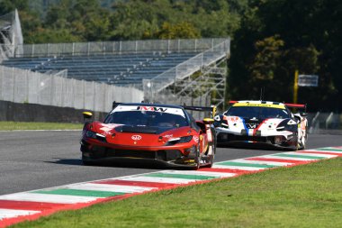 Scarperia, İtalya - 29 Eylül 2024: JMW MOTORT ekibinden Ferrari 296 LMGT3 NOBLE-HART-TUCK, Mugello 'nun 4h..