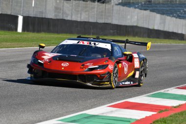Scarperia, İtalya - 29 Eylül 2024: JMW MOTORT ekibinden Ferrari 296 LMGT3 NOBLE-HART-TUCK, Mugello 'nun 4h..