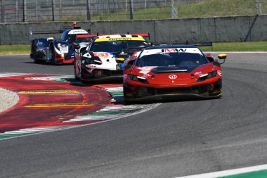 Scarperia, İtalya - 29 Eylül 2024: JMW MOTORT ekibinden Ferrari 296 LMGT3 NOBLE-HART-TUCK, Mugello 'nun 4h..