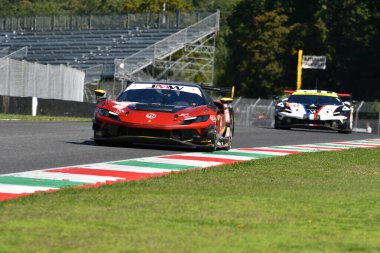 Scarperia, İtalya - 29 Eylül 2024: JMW MOTORT ekibinden Ferrari 296 LMGT3 NOBLE-HART-TUCK, Mugello 'nun 4h..