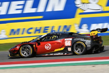 Scarperia, İtalya - 29 Eylül 2024: JMW MOTORT ekibinden Ferrari 296 LMGT3 NOBLE-HART-TUCK, Mugello 'nun 4h..