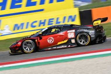 Scarperia, İtalya - 29 Eylül 2024: JMW MOTORT ekibinden Ferrari 296 LMGT3 NOBLE-HART-TUCK, Mugello 'nun 4h..