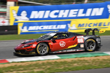 Scarperia, İtalya - 29 Eylül 2024: JMW MOTORT ekibinden Ferrari 296 LMGT3 NOBLE-HART-TUCK, Mugello 'nun 4h..