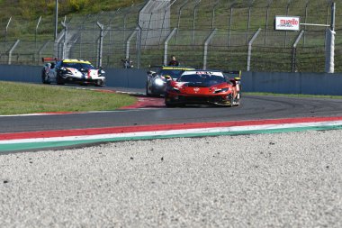Scarperia, İtalya - 29 Eylül 2024: JMW MOTORT ekibinden Ferrari 296 LMGT3 NOBLE-HART-TUCK, Mugello 'nun 4h..