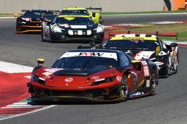 Scarperia, İtalya - 29 Eylül 2024: JMW MOTORT ekibinden Ferrari 296 LMGT3 NOBLE-HART-TUCK, Mugello 'nun 4h..