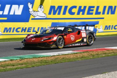 Scarperia, İtalya - 29 Eylül 2024: JMW MOTORT ekibinden Ferrari 296 LMGT3 NOBLE-HART-TUCK, Mugello 'nun 4h..