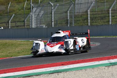 Scarperia, İtalya - 29 Eylül 2024: AO BY TF ABD takımından Oreca 07 Gibson, EDGAR-DELETRAZ-KUBICA tarafından Mugello 'nun saat 4: 00' ünde harekete geçti