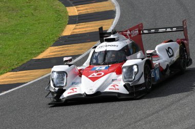 Scarperia, İtalya - 29 Eylül 2024: AO BY TF ABD takımından Oreca 07 Gibson, EDGAR-DELETRAZ-KUBICA tarafından Mugello 'nun saat 4: 00' ünde harekete geçti