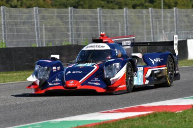 Scarperia, İtalya - 29 Eylül 2024: Birleştirilmiş AUTOSPORTS takımından Oreca 07 Gibson SCHNEIDER-MEYRICK-JARVIS 'in sürüşü Mugello' nun saat 4 'ünde devam ediyor.