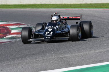 Scarperia, İtalya - 12 Ekim 2024: 811 Mart 1981 eski Derek Daly Mugello Pisti 'ndeki antrenman oturumunda bilinmeyen bir araçla geçti..