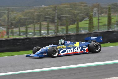 Scarperia, İtalya - 12 Ekim 2024: Tyrrell 011 of year 1982 ex Michele Alboreto Mugello Circuit 'teki uygulama oturumunda araç sürerken bilinmiyor.