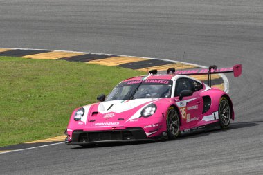 Scarperia, İtalya - 29 Eylül 2024: Porsche 911 GT3 R LMGT3 BOVY-FREY-GATTING 'in IRON DAMES sürücüsü Mugello' nun 4h..