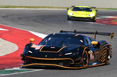Scarperia, İtalya - 29 Eylül 2024: GR RACING takımının Ferrari 296 LMGT3 WAINWright-PERA-RIGON 'u Mugello' nun 4 saat boyunca görev başında.