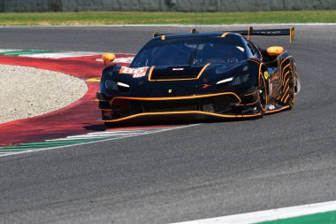 Scarperia, İtalya - 29 Eylül 2024: GR RACING takımının Ferrari 296 LMGT3 WAINWright-PERA-RIGON 'u Mugello' nun 4 saat boyunca görev başında.